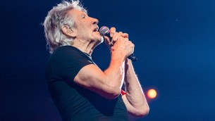 Roger Waters indagato in Germania: sul palco con uniforme simil SS