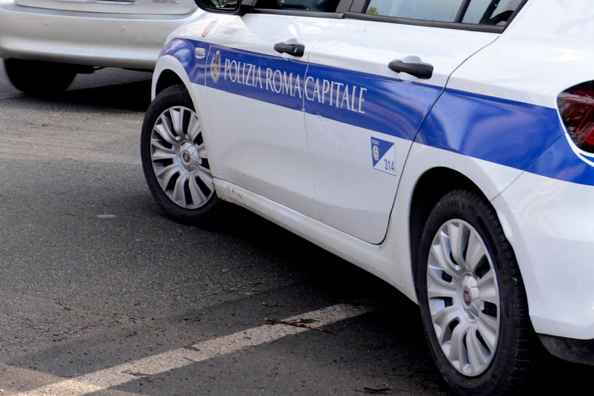 Roma, 17enne alla guida fugge all'alt e semina panico sul Gra