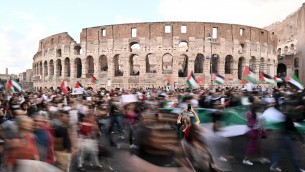 Roma, 20mila a corteo pro-Palestina: tensione per bandiera Israele strappata da palazzo Fao