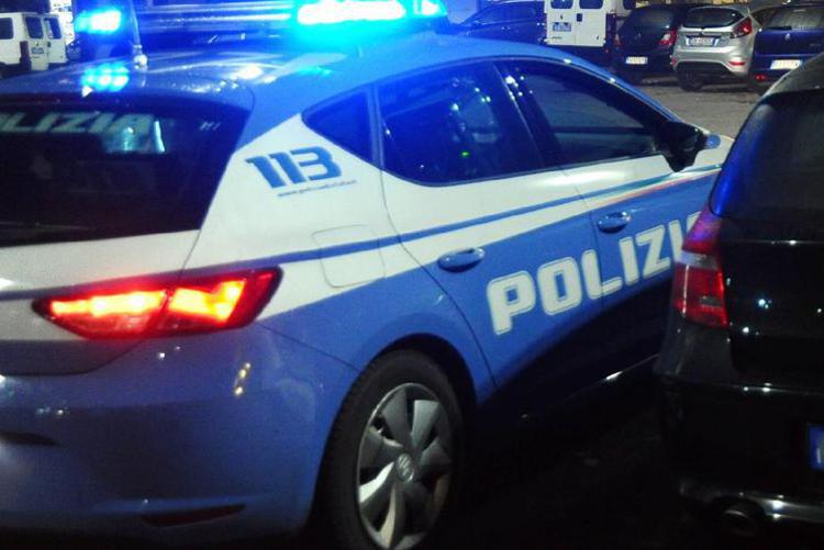 Roma, 46enne gambizzato in casa da due uomini