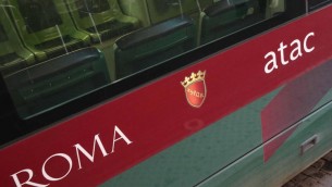 Roma, aggressione razzista sull'autobus: tre arresti