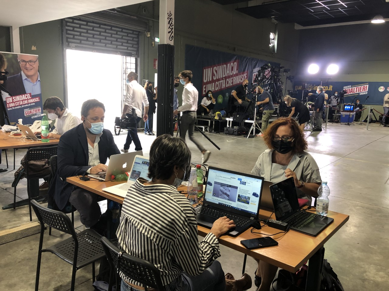 Roma, applauso per Gualtieri ad uscita primi exit poll, il candidato arrivato in comitato verso le 15