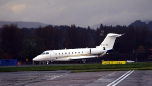 Roma, attivisti invadono terminal Ciampino e bloccano jet privati