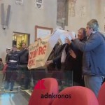 Roma, bagarre in Campidoglio su spese manifestazione per l'Europa: la protesta di FdI - Video