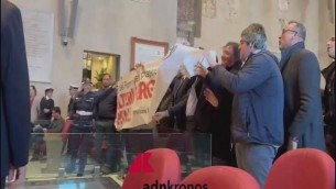 Roma, bagarre in Campidoglio su spese manifestazione per l'Europa: la protesta di FdI - Video