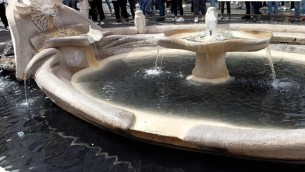 Roma, blitz di Ultima Generazione: "Tinta di nero acqua fontana Piazza Spagna" - Video