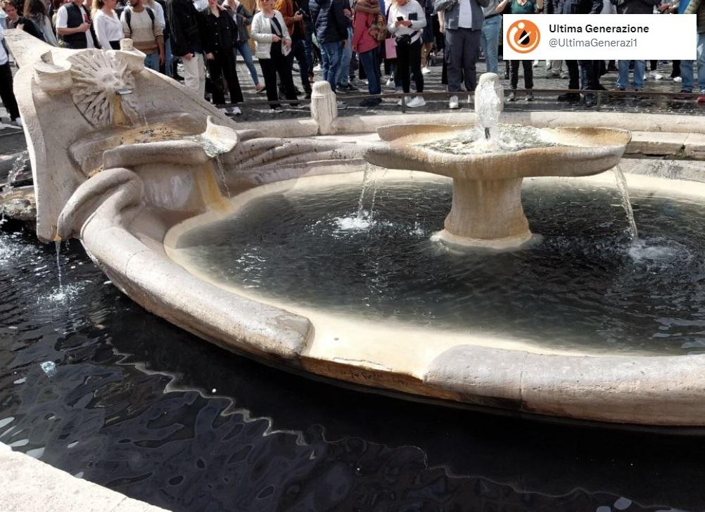 Roma, blitz di Ultima Generazione: "Tinta di nero acqua fontana Piazza Spagna" - Video