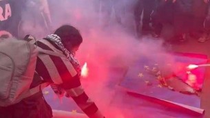 Roma, bruciate bandiere Ue al corteo di Potere al popolo - Video