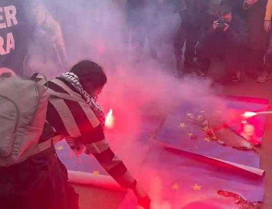 Roma, bruciate bandiere Ue al corteo di Potere al popolo - Video