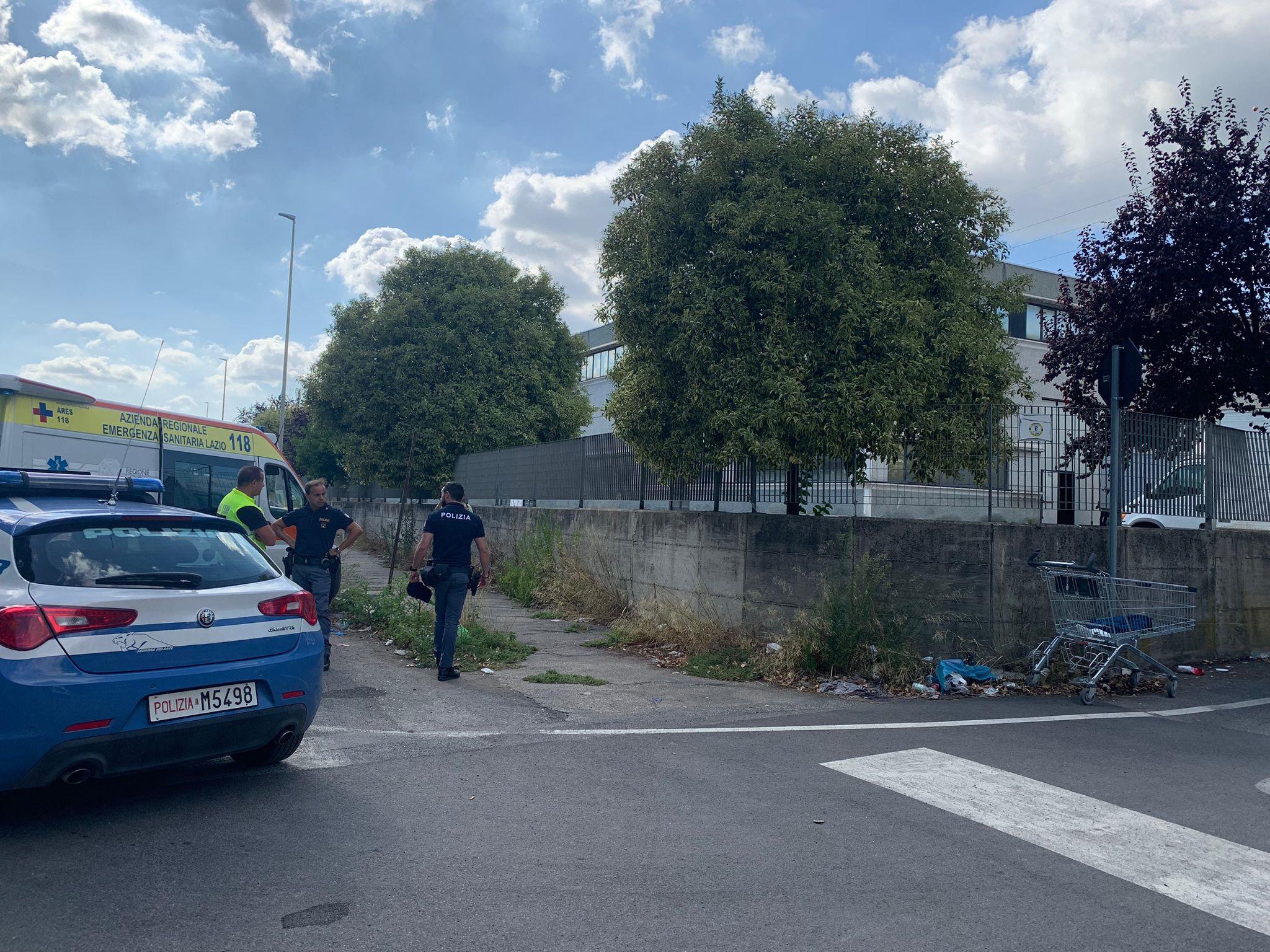 Roma, cadavere in carrello della spesa: uomo ucciso a colpi d'arma da fuoco