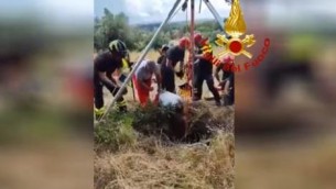 Roma, cade in un pozzo di 16 metri: il salvataggio - Video