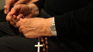 Roma, calci e pugni a suora in chiesa: arrestato 27enne
