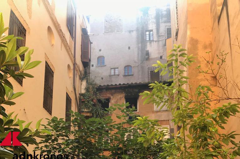 Roma, casa in fiamme a Campo de Fiori: donna si butta da finestra