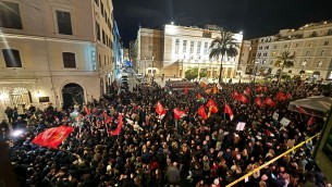 Roma, centinaia in piazza: "Contro le manganellate, Piantedosi dimettiti" - Video