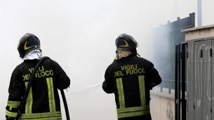 Roma, compattatore Ama a fuoco a Cinecittà
