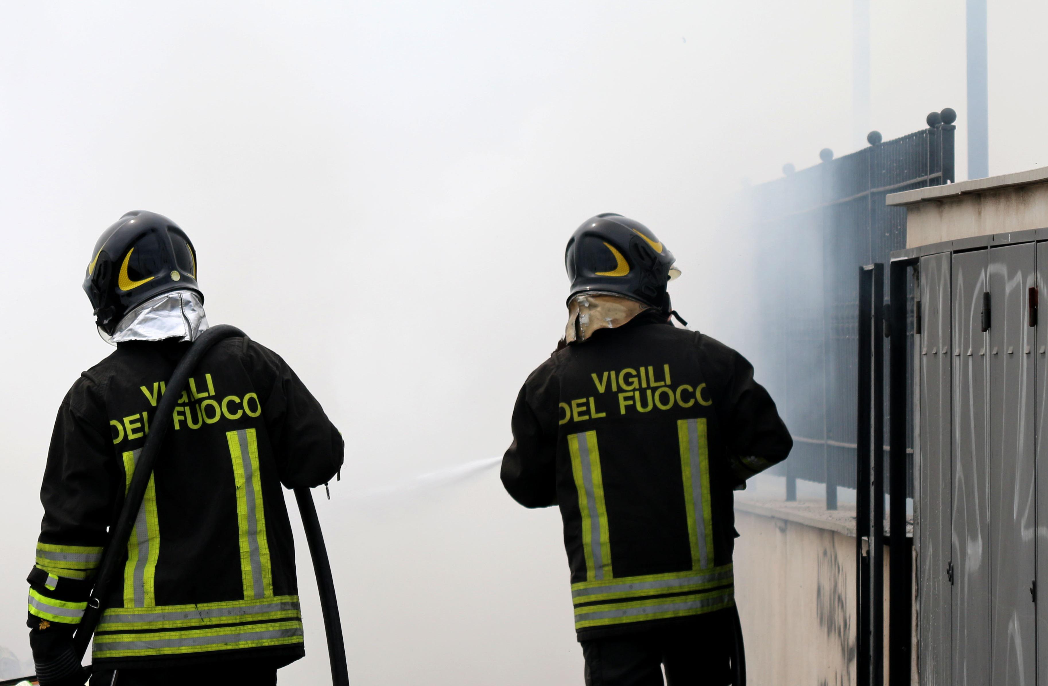 Roma, compattatore Ama a fuoco a Cinecittà
