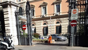 Roma, condizioni stazionarie per donna ferita da rottweiler caduto da finestra