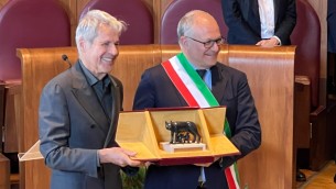 Roma consegna a Baglioni la 'Lupa Capitolina': "La dedico ai miei genitori"
