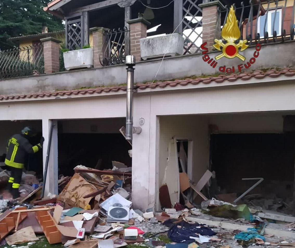 Roma, crolla palazzina per fuga gas: un ferito