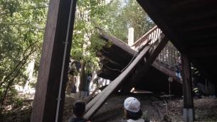 Roma, crollo al Globe Theatre: 15 ragazzi coinvolti: 6 in ospedale