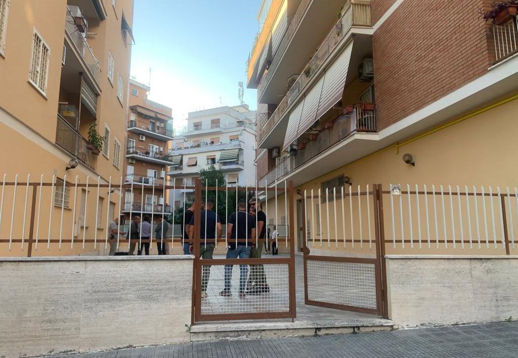 Roma, donna uccisa a coltellate nell'androne di un palazzo