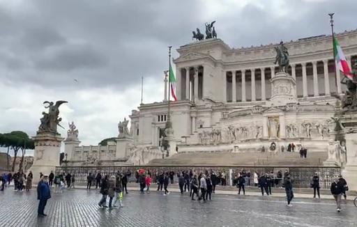 Roma, drone cade su Palazzo Venezia: denunciato turista