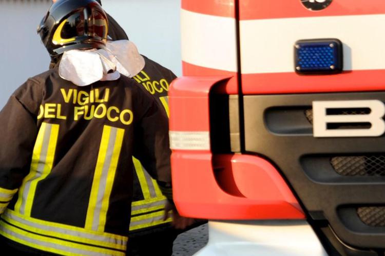 Roma, fiamme in caserma carabinieri a Tor di Quinto