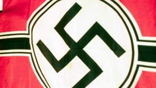 Roma, funerale con bandiera nazista e saluti romani: otto a processo