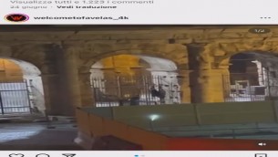 Roma in balia dei turisti, scavalcano i cancelli al Colosseo - Video