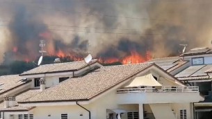 Roma, incendio a Casal Lumbroso: evacuati i residenti. Pioggia di cenere fino in centro