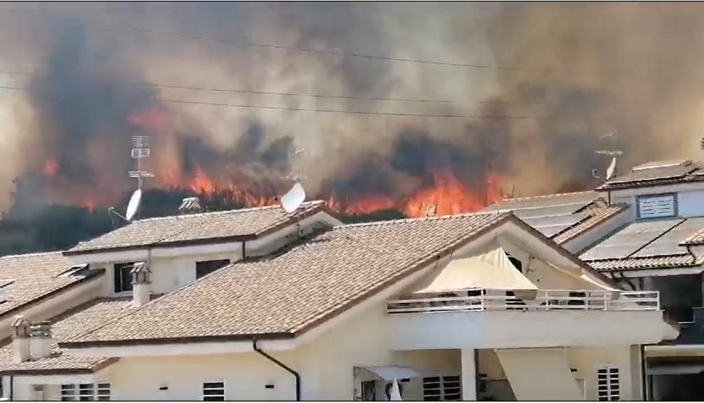Roma, incendio a Casal Lumbroso: evacuati i residenti. Pioggia di cenere fino in centro