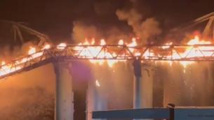 Roma, incendio divora ponte dell'Industria - video