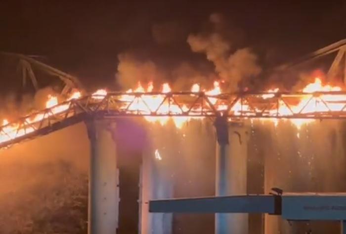 Roma, incendio divora ponte dell'Industria - video