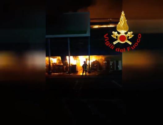 Roma, incendio in capannone Orizzonte a Castel Romano - Video