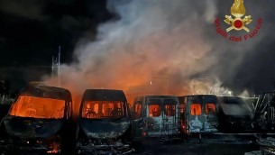 Roma, incendio in un deposito di scuolabus su via Ostiense: distrutti 22 mezzi