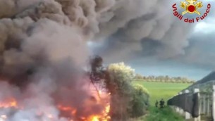 Roma, incendio in una discarica abusiva ad Ardea: "Tenere finestre chiuse"