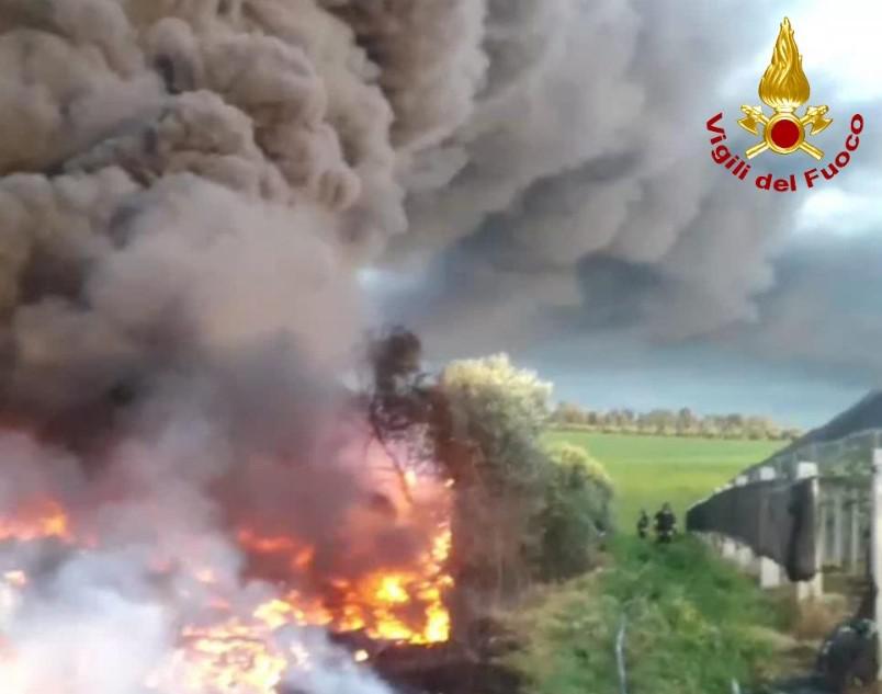 Roma, incendio in una discarica abusiva ad Ardea: "Tenere finestre chiuse"