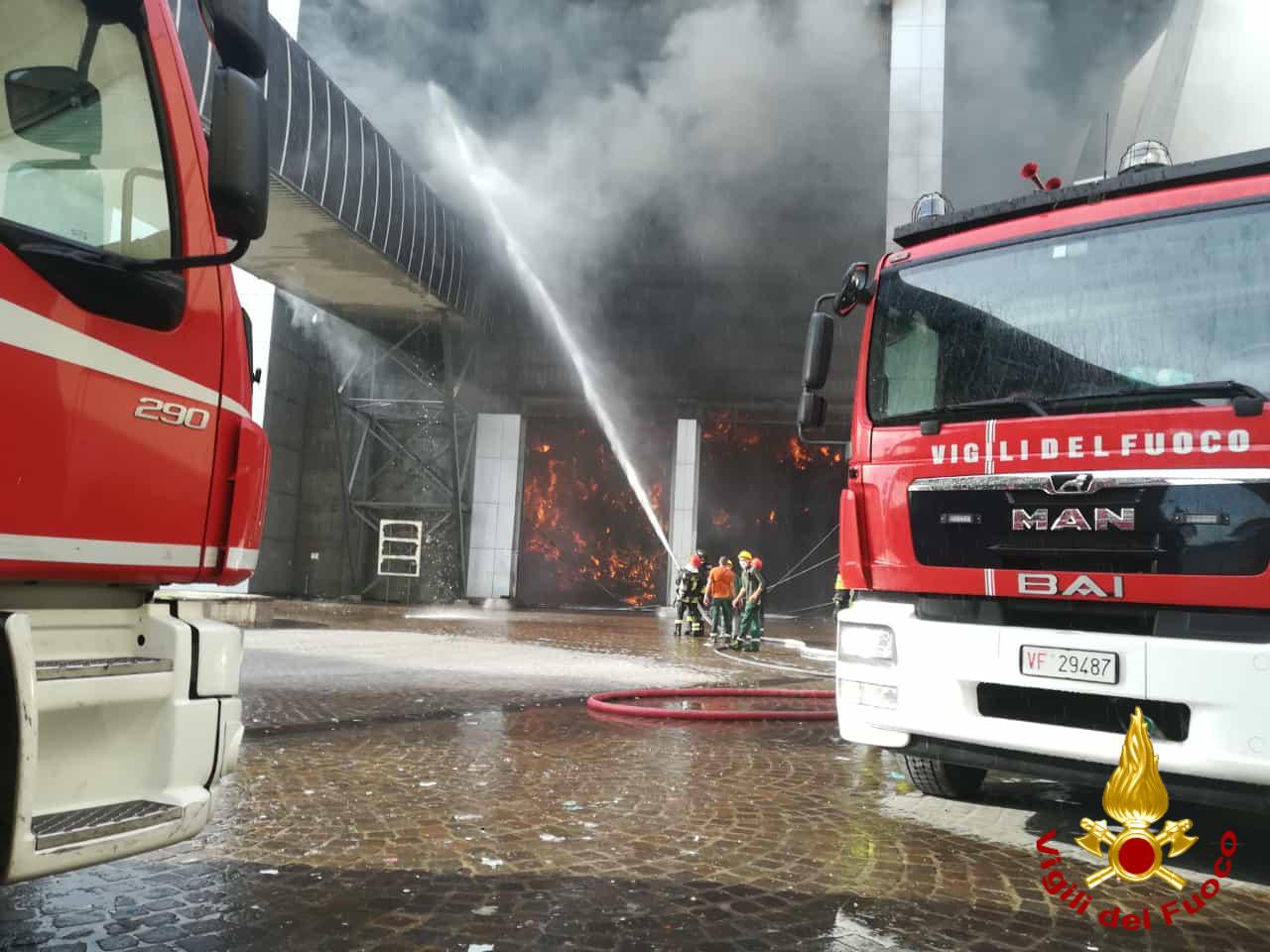 Roma, incendio Malagrotta sotto controllo