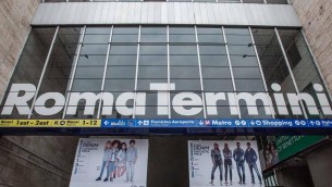 Roma, israeliana accoltellata alla stazione Termini: è grave
