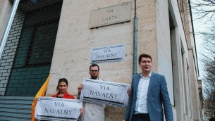 Roma, la strada diventa via Navalny davanti all'ambasciata russa