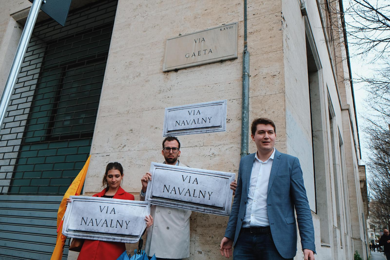 Roma, la strada diventa via Navalny davanti all'ambasciata russa