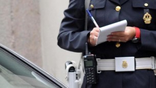 Roma, lascia le ceneri del padre vicino al cassonetto: denunciata