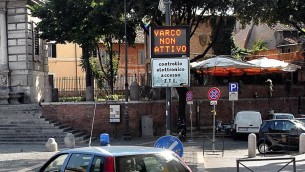 Roma, lite tra ragazzini a Trastevere: "Avevano sampietrini in mano"
