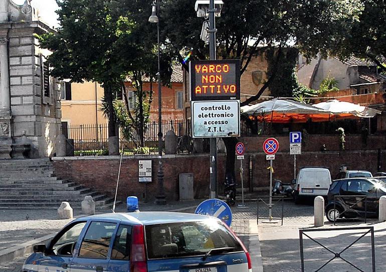 Roma, lite tra ragazzini a Trastevere: "Avevano sampietrini in mano"
