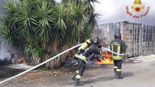 Roma, maxi incendio: fiamme minacciano case, esplose bombole gpl - Video