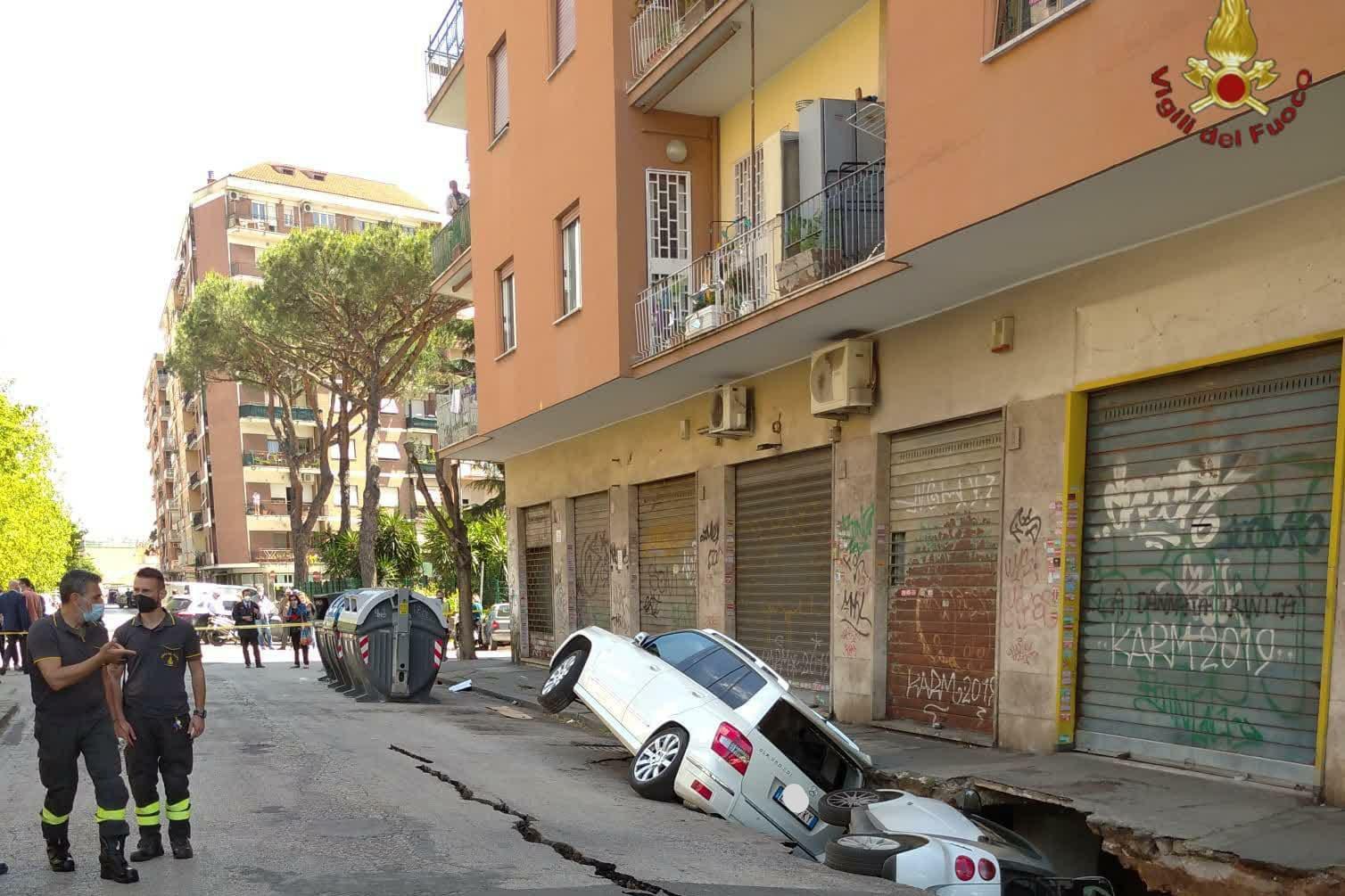 Roma, maxi-voragine a Torpignattara: inghiottite due auto