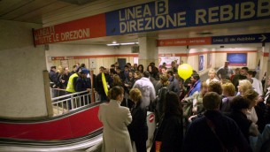 Roma, Metro A ferma tra Termini e Battistini: la rabbia degli utenti sui social