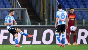 Roma-Napoli 0-2, doppio Mertens per 3 punti da Champions
