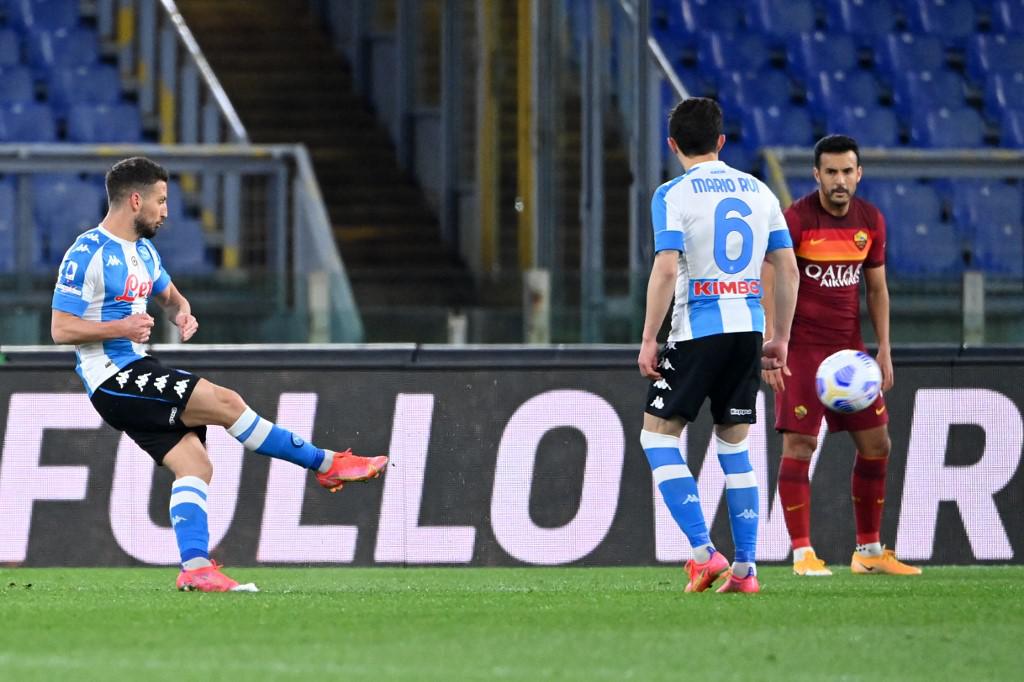 Roma-Napoli 0-2, doppio Mertens per 3 punti da Champions