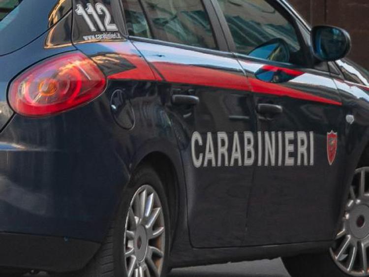 Roma, palpeggia studenti in classe: arrestato professore